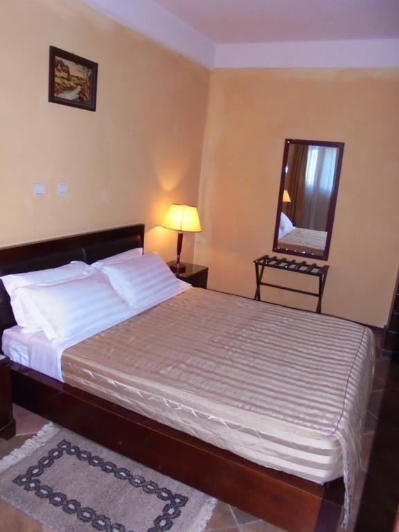 The Lions Den Hotel Addis Ababa Exterior photo